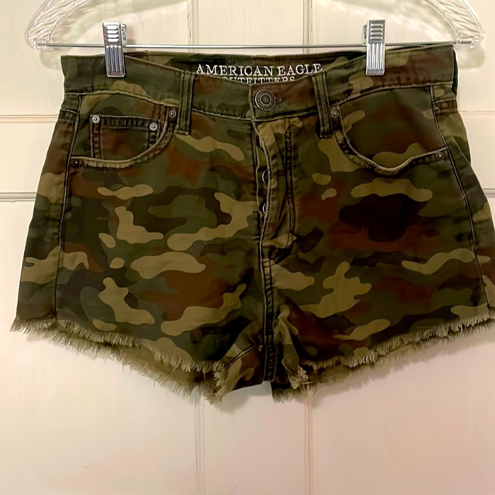 American Eagle Camo button fly shorts with frayed hem. Women’s Size 4